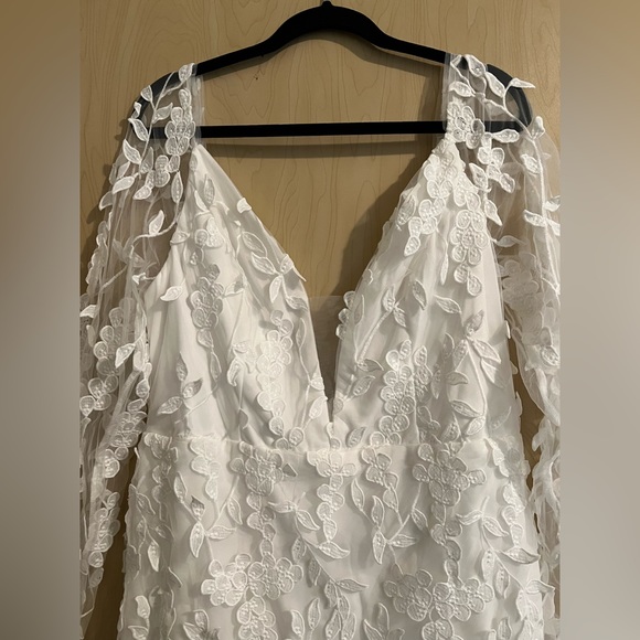 Beautiful, flattering, White gown. - Picture 6 of 8